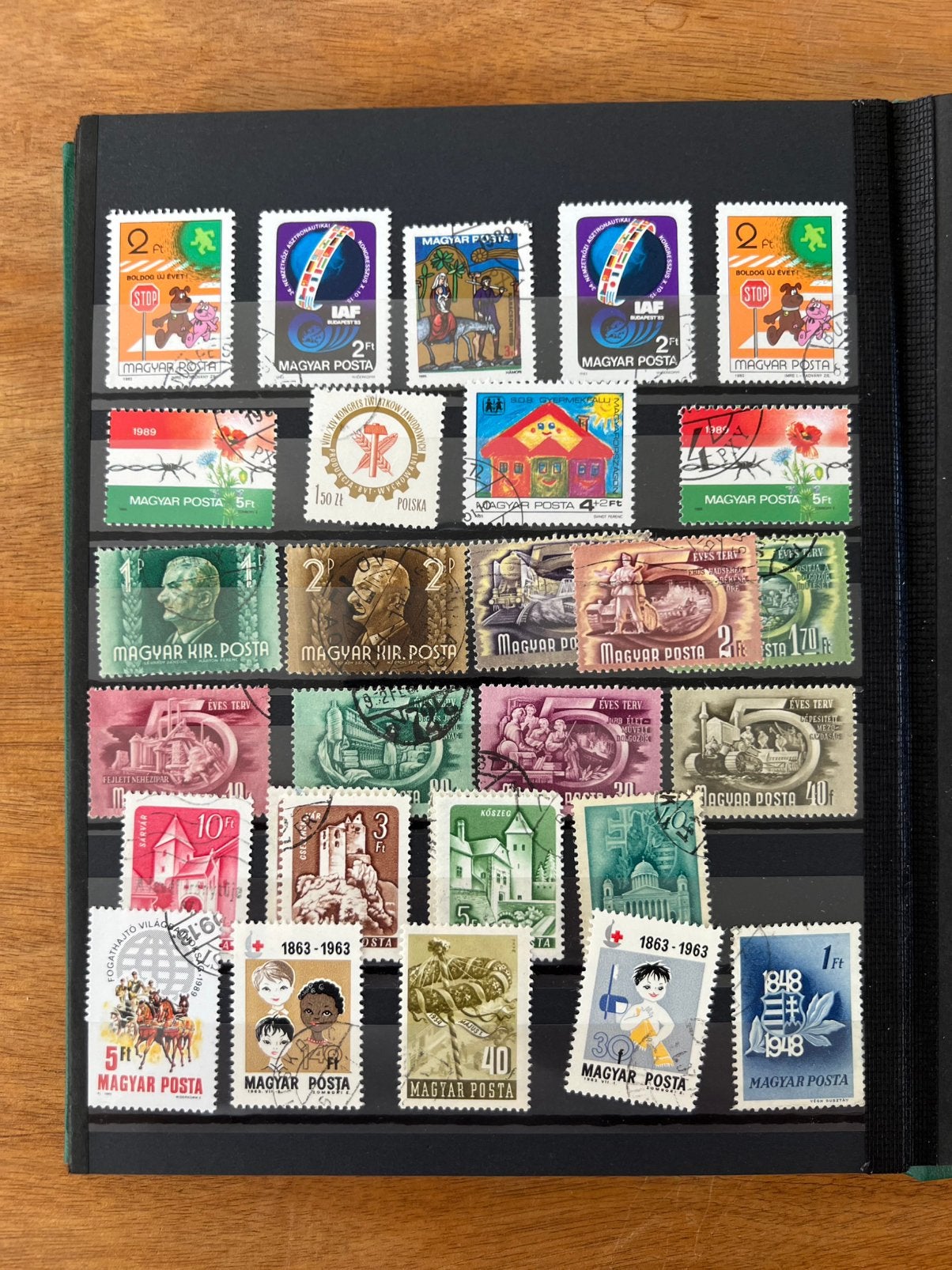 Album de 789 timbres poste de collection Hongrie, Timbres & Monnaies, Enlèvement ou Envoi