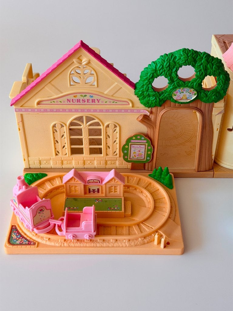 Lot de 4 modules Sylvanian families en très bon état, Enlèvement, Comme neuf, Maison de poupées