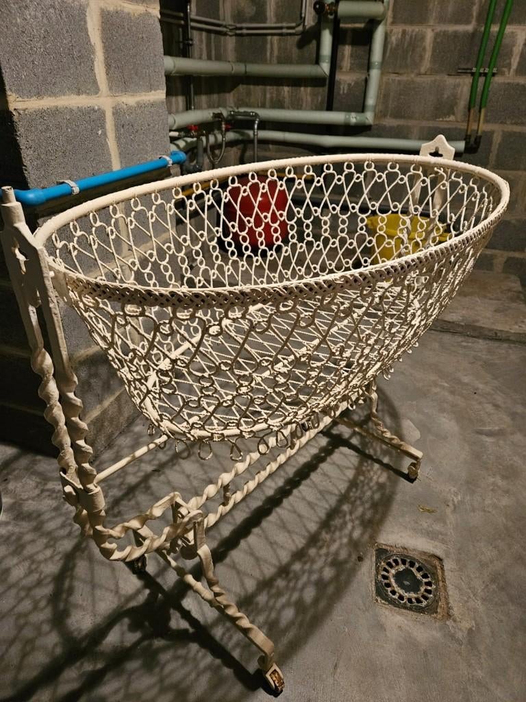 ancien berceau en fer forgé blanc, Antiquités & Art, Antiquités | Meubles | Lits, Enlèvement