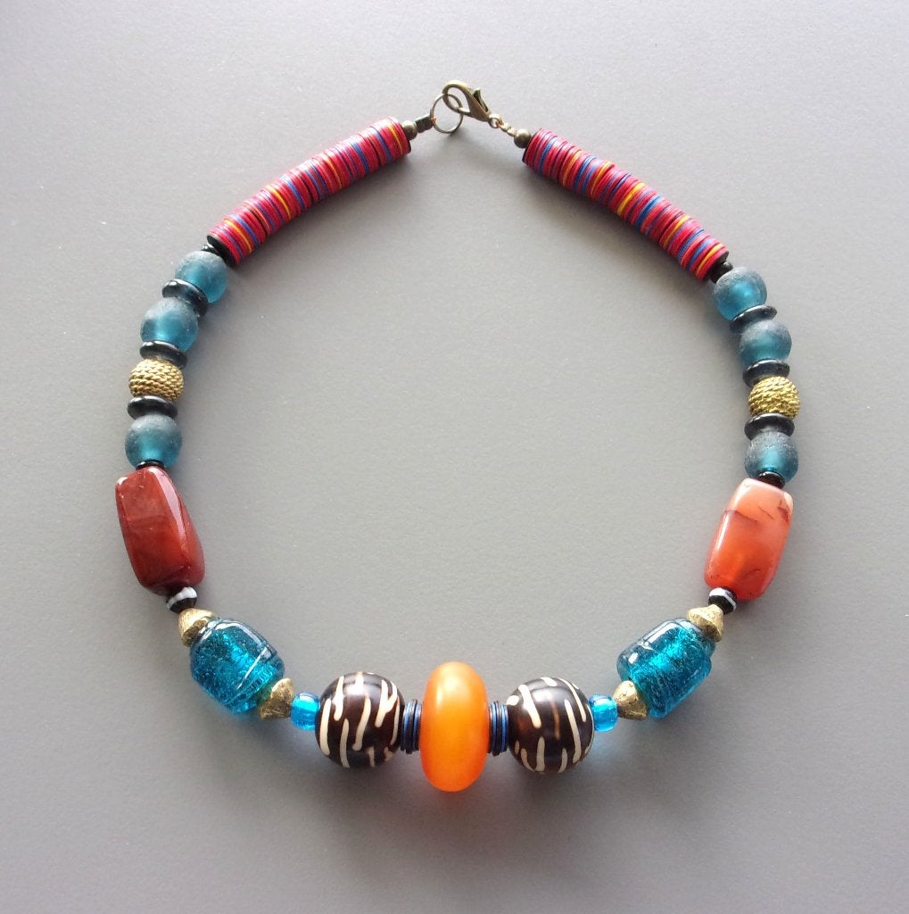 Ketting in blauw en honing voor dames in Afrikaanse kralen, Handtassen en Accessoires, Kettingen, Blauw, Nieuw, Ophalen of Verzenden
