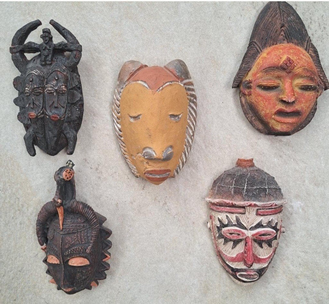 5 antieke maskertjes, 4 in hout,1 in gebakken klei(oker), Ophalen of Verzenden
