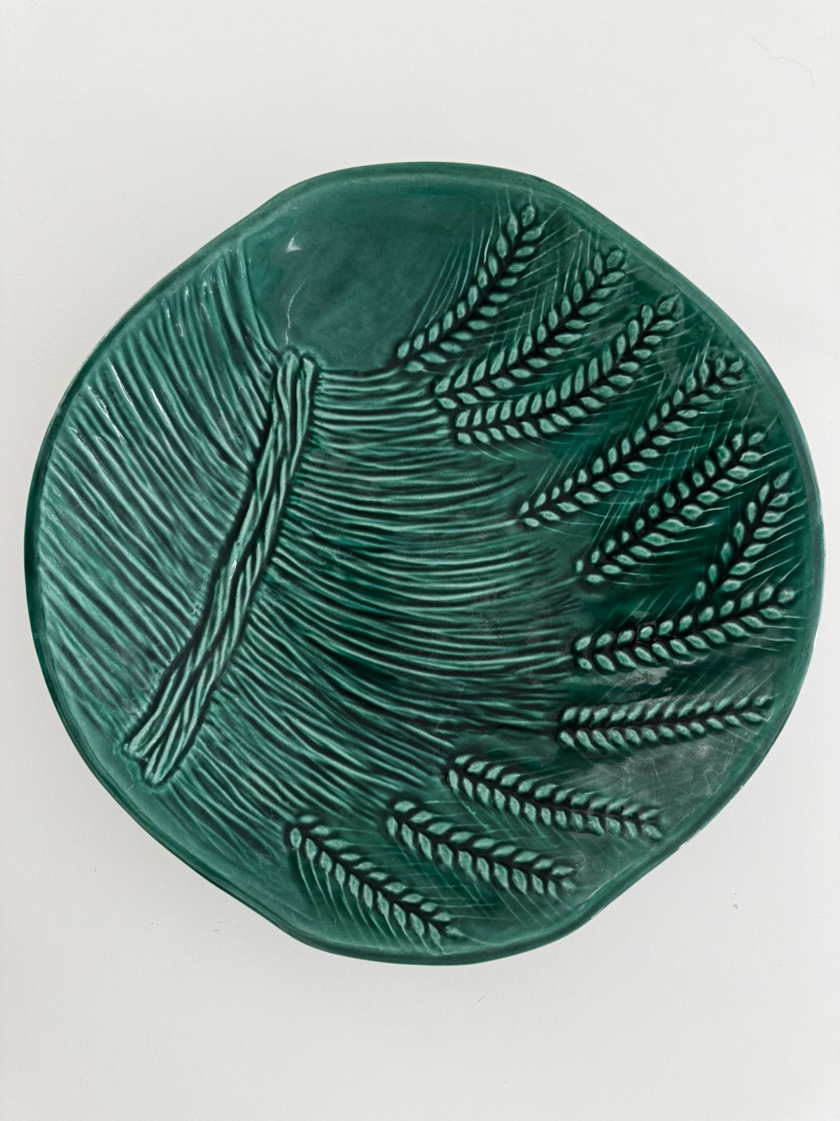 Plat vintage Vallauris en barbotine vert émeraude  - 32 cm, Antiquités & Art, Enlèvement ou Envoi
