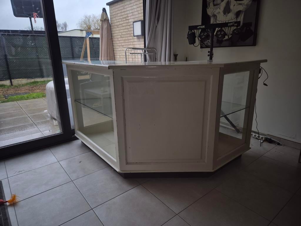 Dj bar te koop, Enlèvement