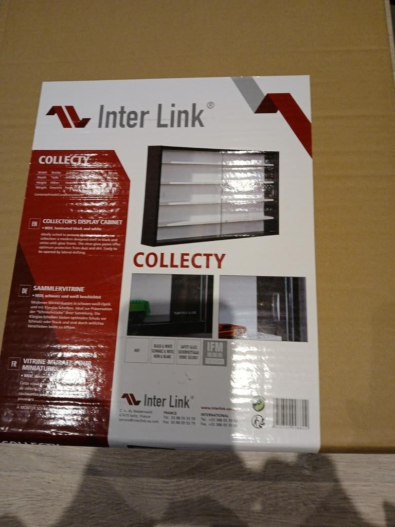 Vitrine pour la collection de miniatures, Enlèvement