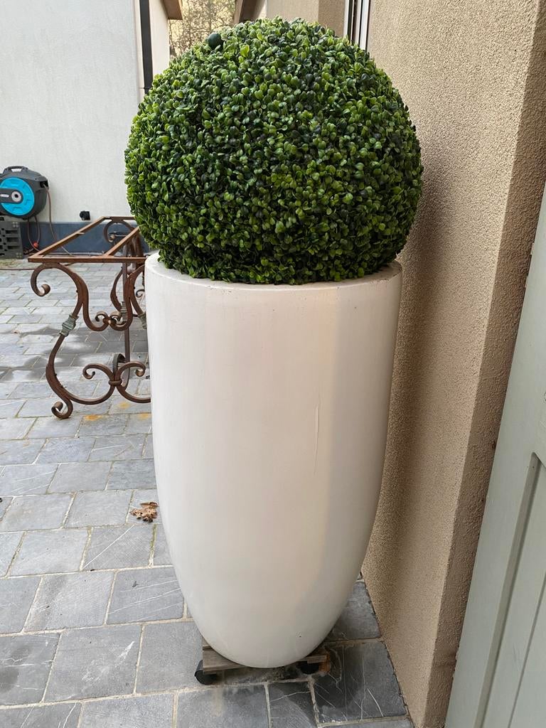 2 grote witte potten met plastic bol, Tuin en Terras, Bloempotten, Ophalen, Gebruikt