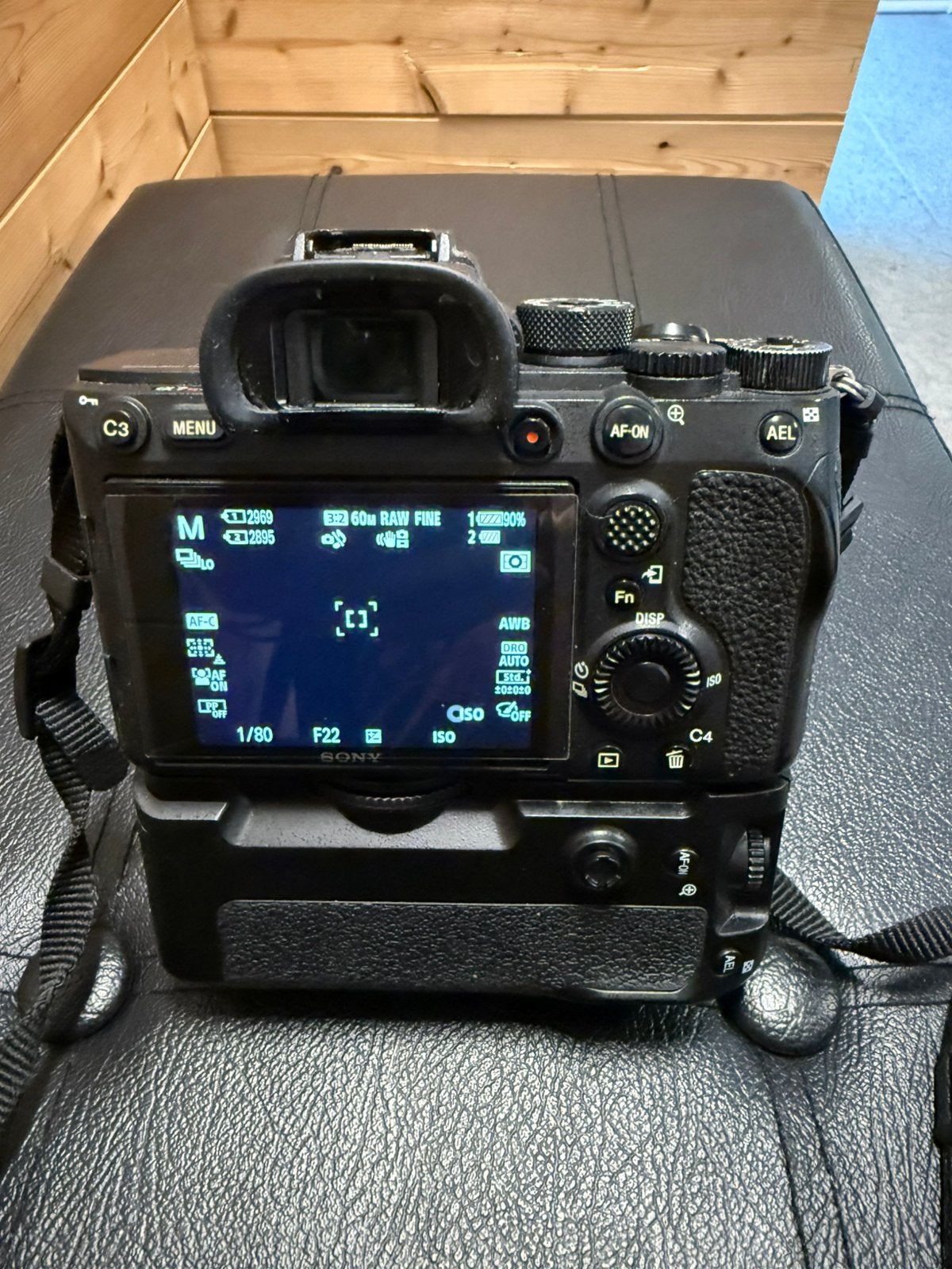 Sony A7R IV 61MP 3 objectifs + Grip batterie – Kit photo pro, Comme neuf, Enlèvement, Sony, Batterie