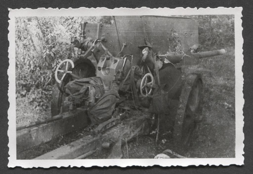 WOII foto : Vernietigd stuk geschut, mooie opname, Verzamelen, Militaria | Tweede Wereldoorlog, Verzenden, Landmacht, Foto of Poster