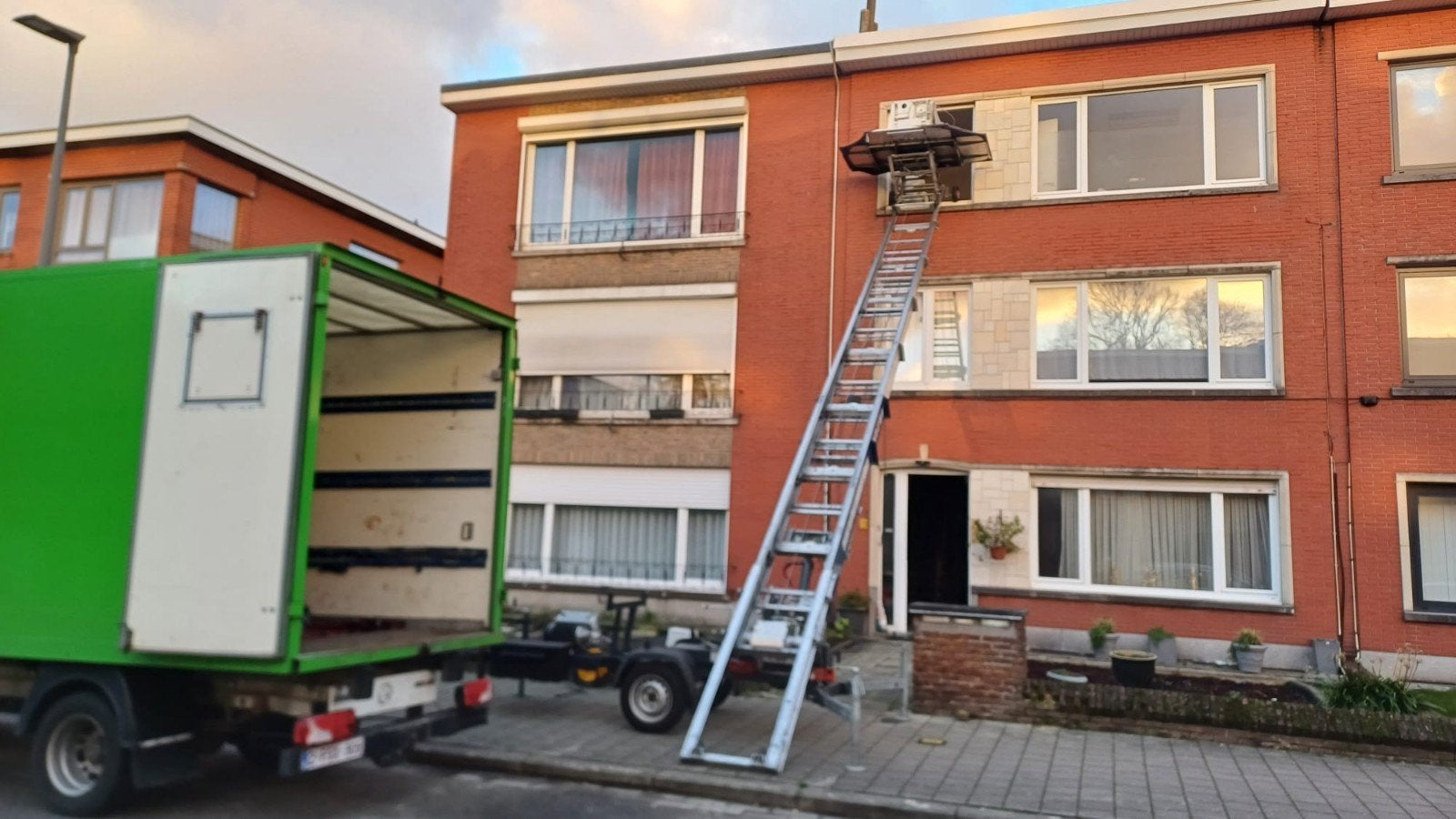 Lift + operator for rent | Ladderlift + verhuizer te huur