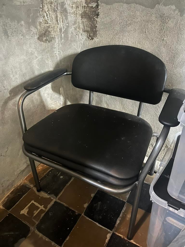 Wc-stoel (extra breed) - zo goed als nieuw, Huis en Inrichting, Stoelen, Ophalen, Zwart, Zo goed als nieuw, Metaal