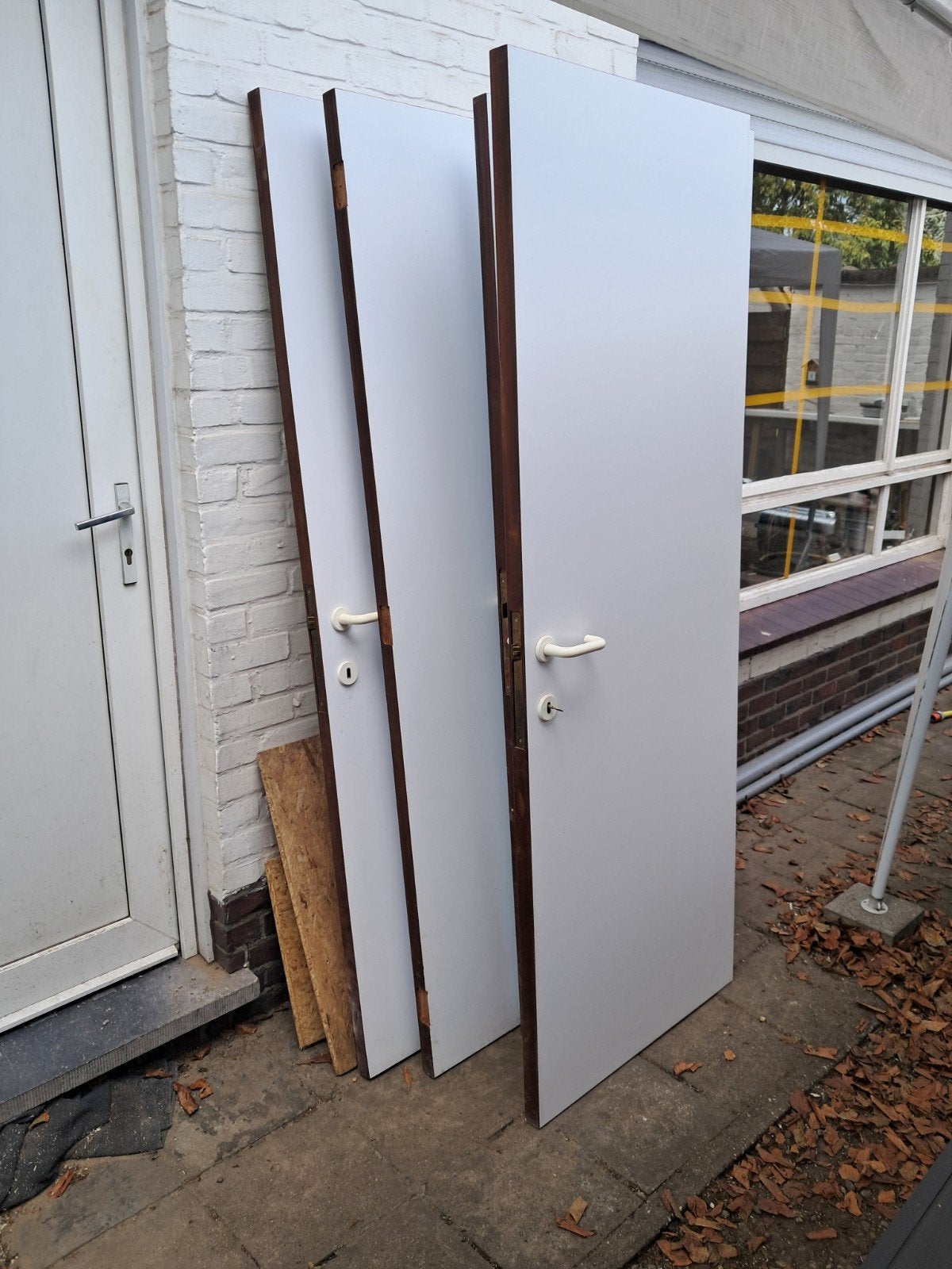 5 houten deuren, Ophalen