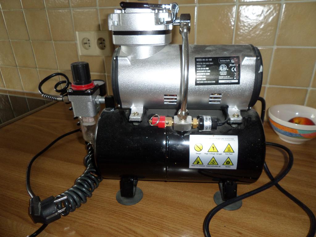 Modelcompressor met tank + 2 airbrush Badger.., Verzenden, Zo goed als nieuw
