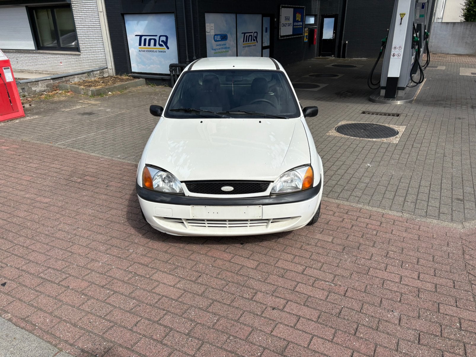 Ford fiesta.   Lichte vracht, Auto's, Voorwielaandrijving, Zwart, 4 cilinders, Wit