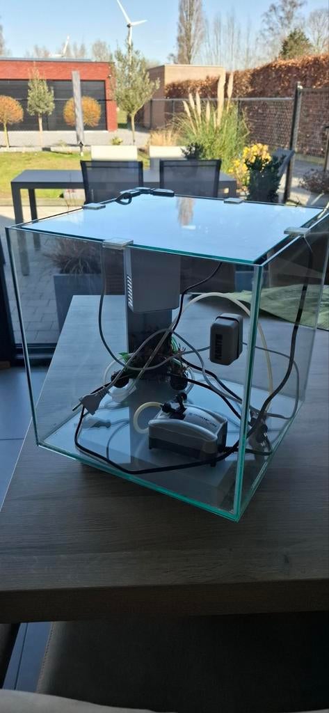 Aquarium met binnenfilter en zuurstofpomp., Ophalen