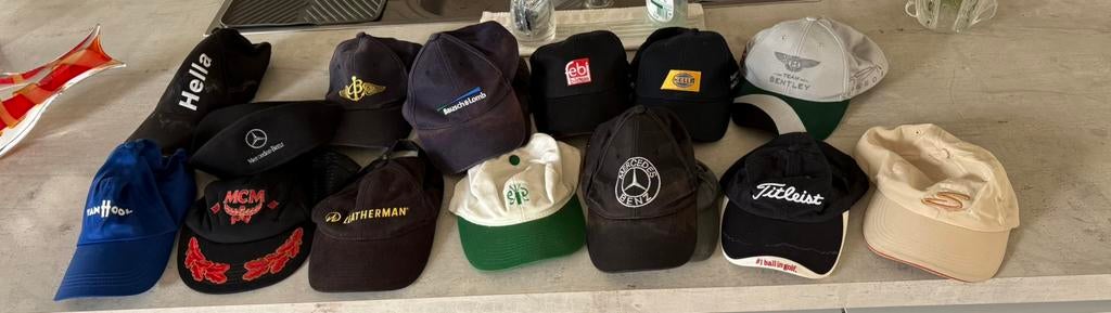 16 caps/ petten, Ophalen, Gedragen