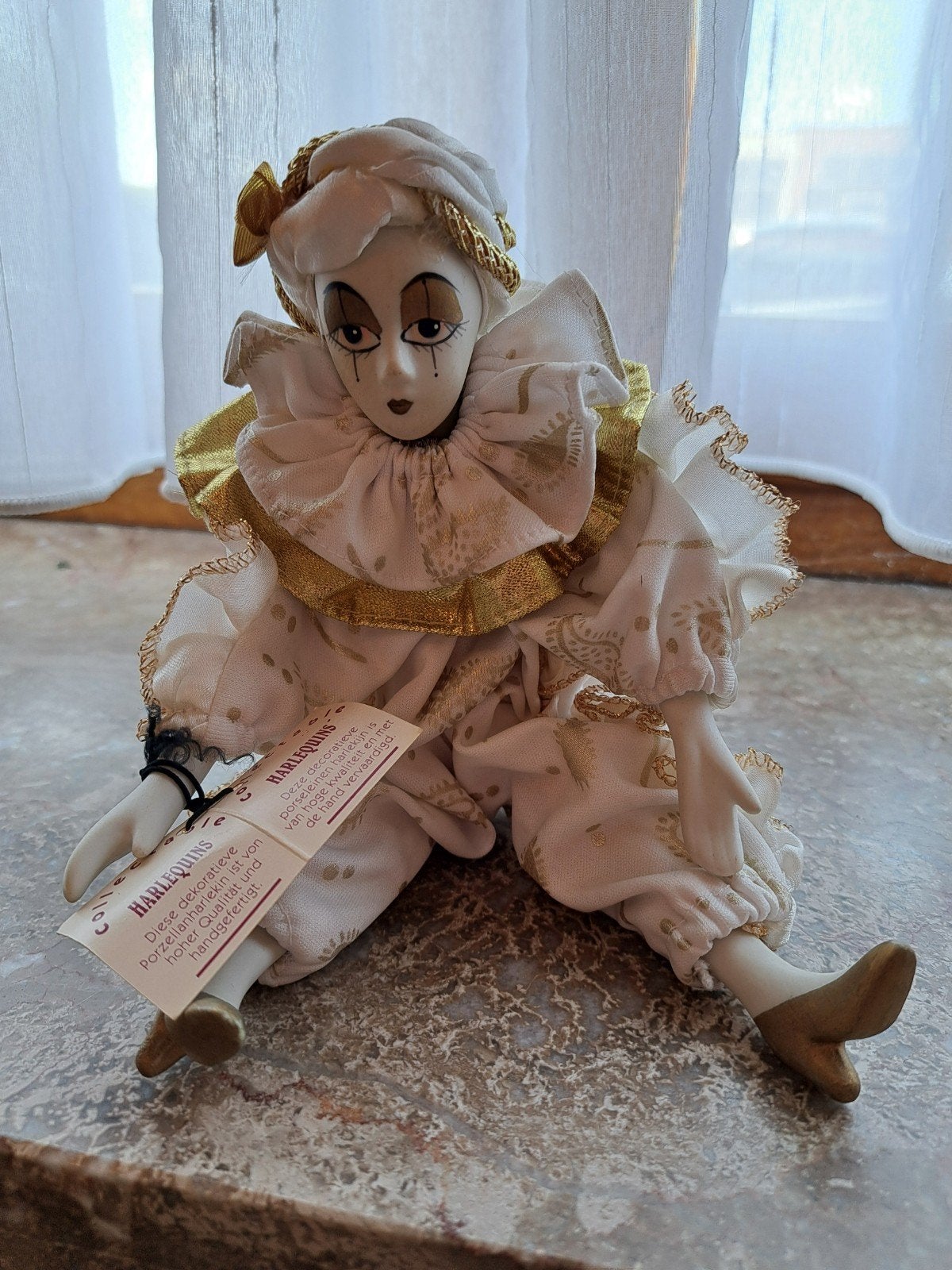 Arlequin en porcelaine, Enlèvement
