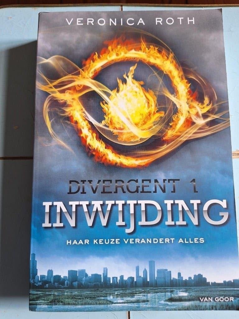 Divergent 1: Inwijding., Ophalen of Verzenden, Zo goed als nieuw, Veronica Roth