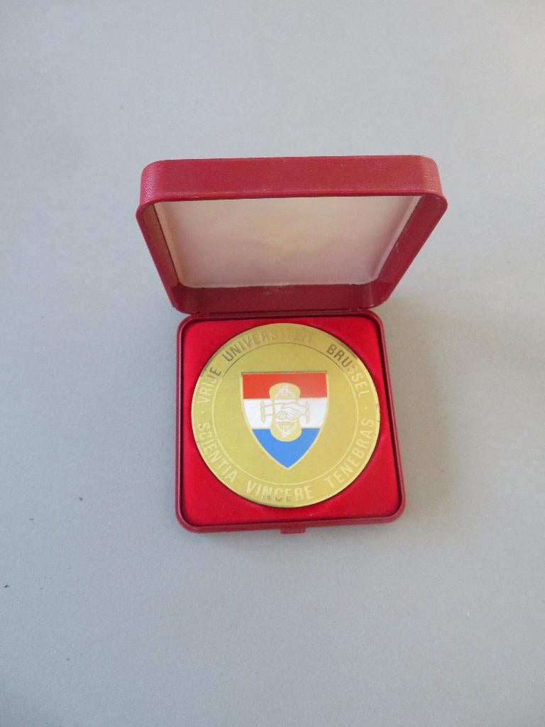 medal vrije universiteit Brussel Scientia Vincere Tenebras, Ophalen of Verzenden, Overige materialen