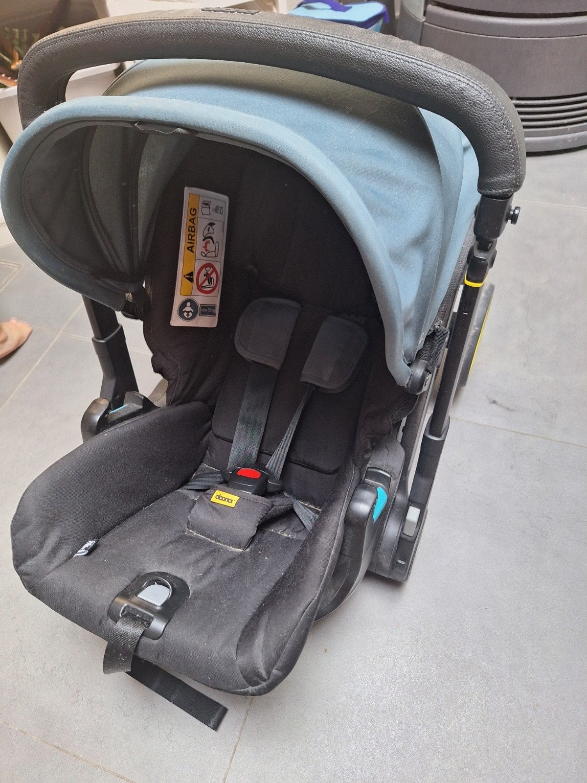 Doona X bleu foncé - Excellent état, Enfants & Bébés, Enlèvement ou Envoi, Comme neuf, Autres marques, Ceinture de sécurité ou Isofix