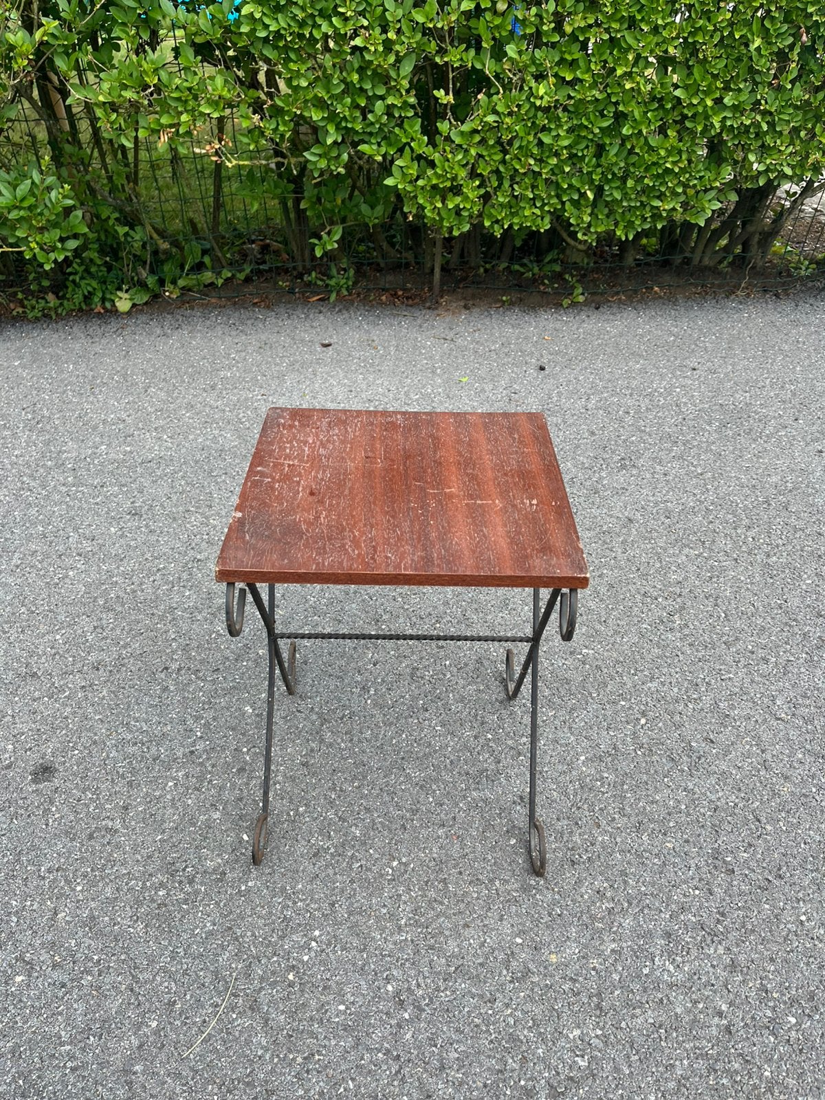 Petite table carré, Enlèvement