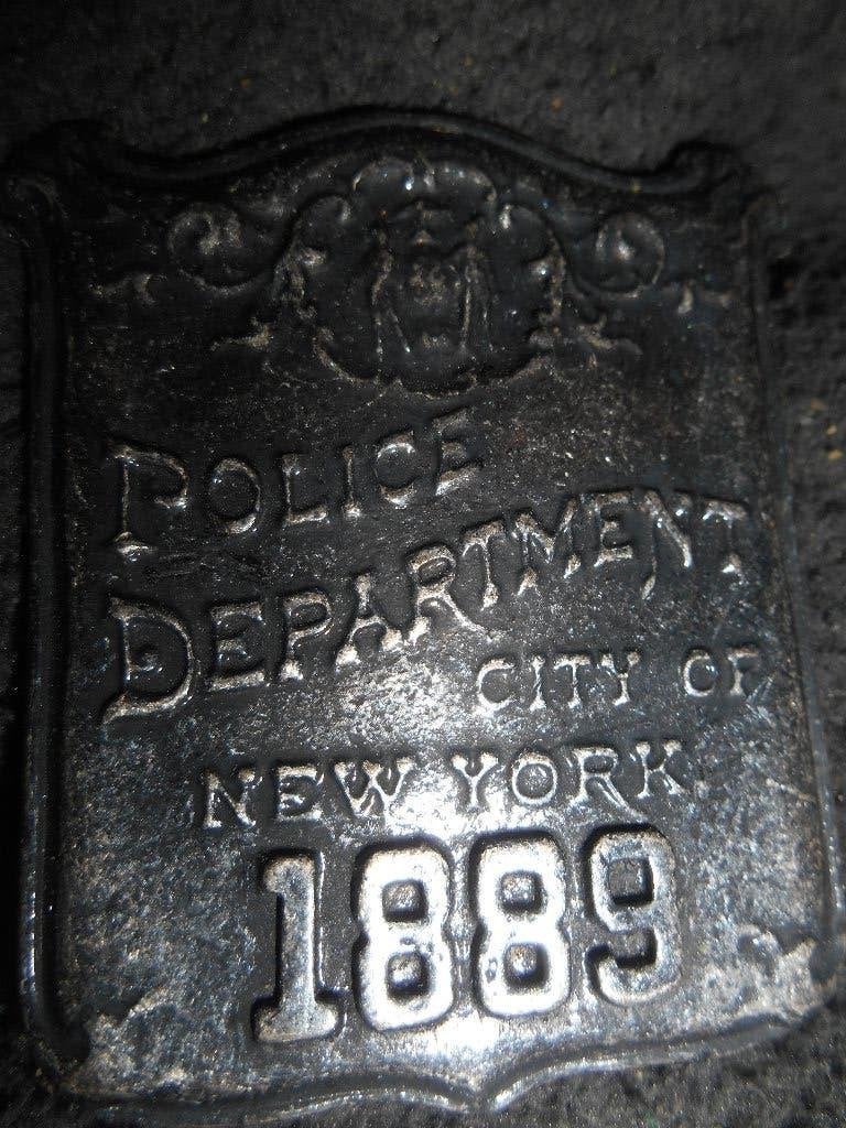 Badge en métal Collinson New York 1889 police, Collections, Enlèvement ou Envoi