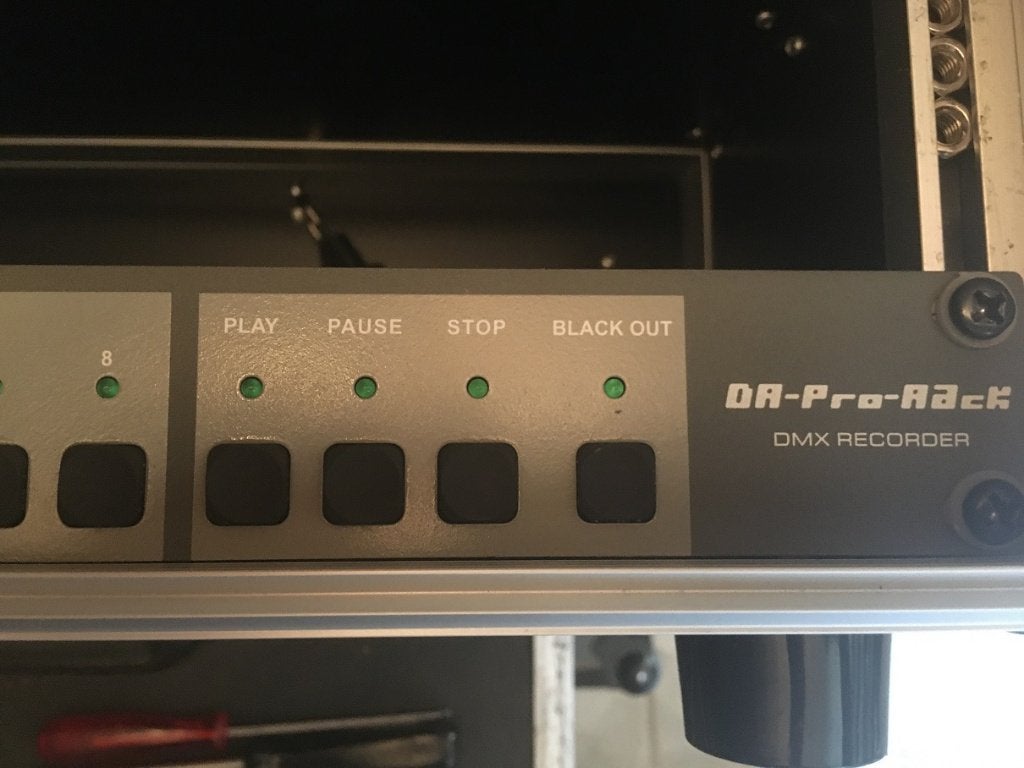 Showtec DR Pro Rack enregistreur DMX + flightcase 2u, Musique & Instruments, Enlèvement ou Envoi, Comme neuf, Lumières, Commande sonore