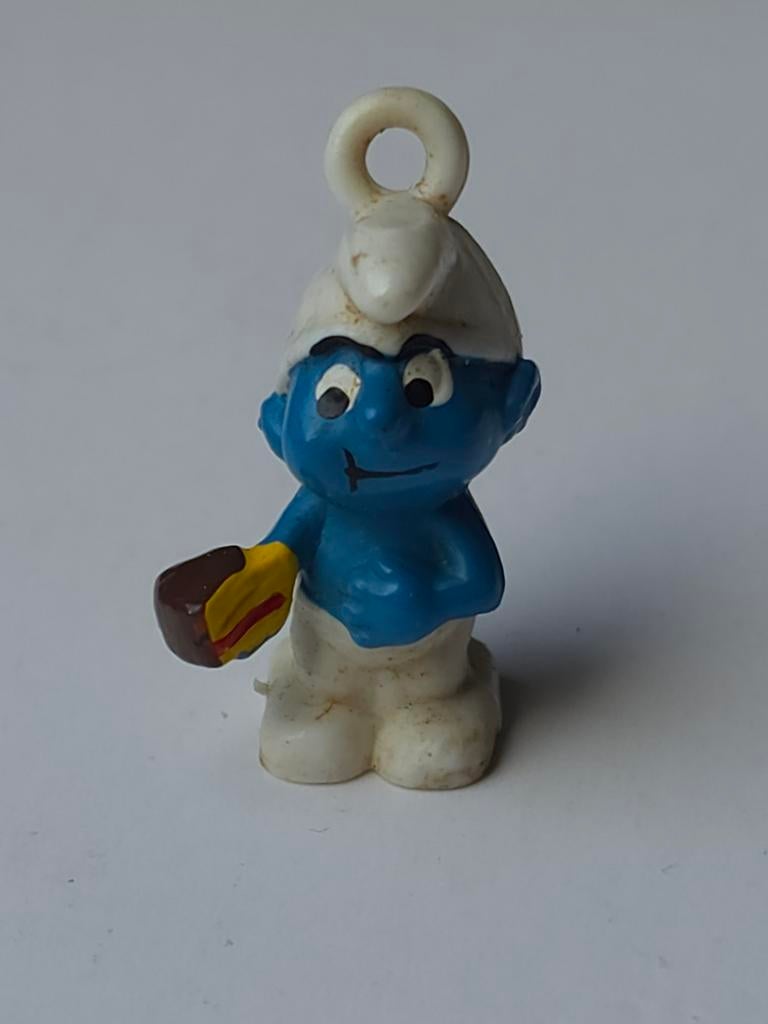Ancienne mini figurine Schtroumpf avec part de gâteau, Collections, Envoi, Utilisé, Schtroumpf Gourmand, Poupée, Figurine ou Peluche