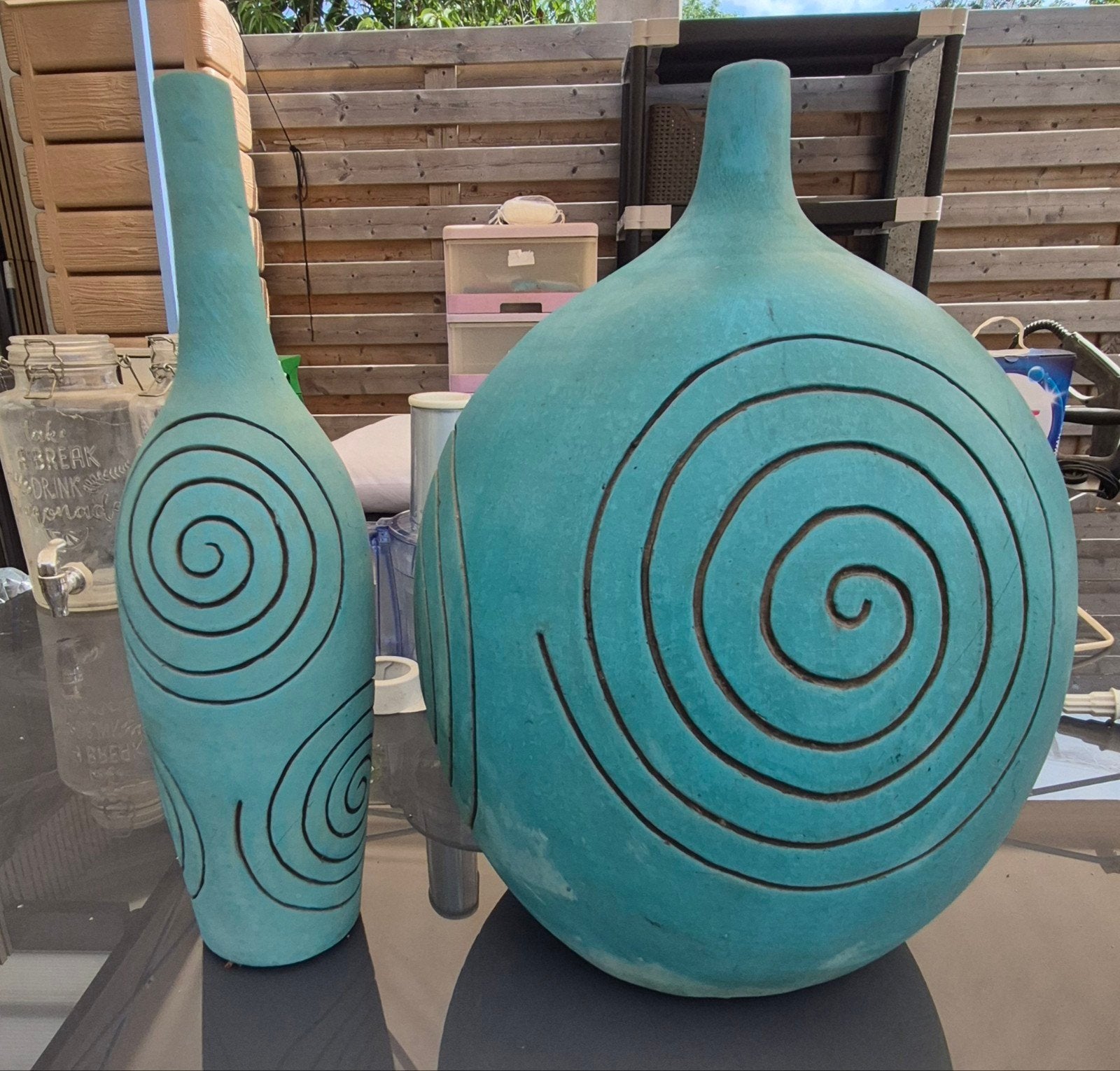 Ensemble confortable de vases turquoises avec motif en spira, Enlèvement