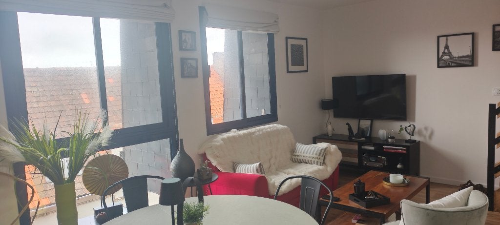 Gemeubileerde 2 slaapkamers, beveiligde PARKEERPLAATS, 50 m² of meer, Oostende