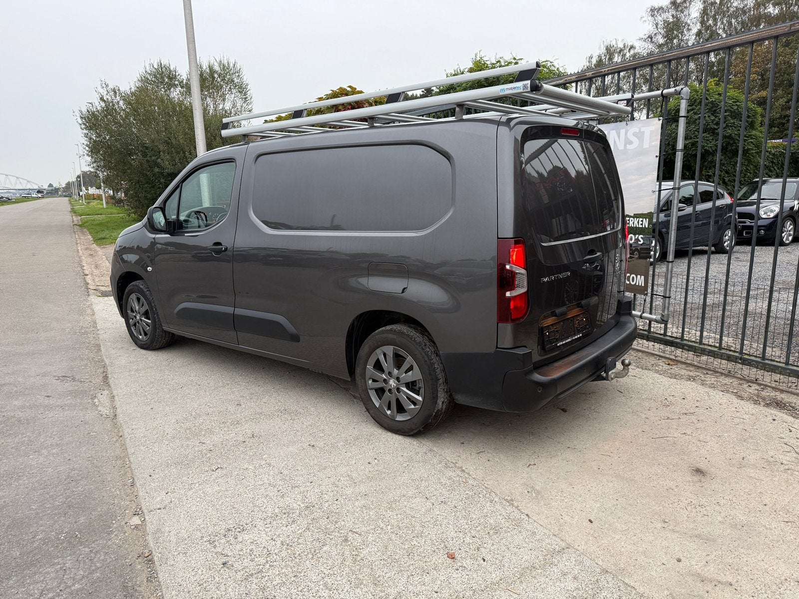 Peugeot Partner | Trekhaak | Ingebouwde Kasten | 2021, Auto's, Voorwielaandrijving, Stof, 4 cilinders, Zwart
