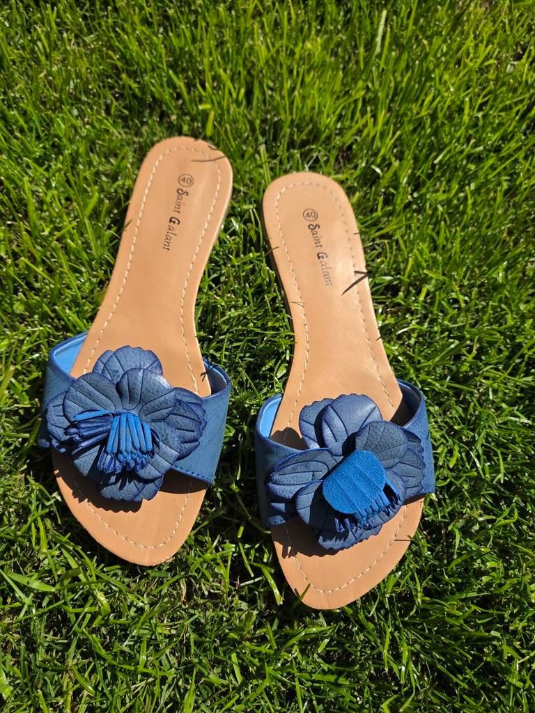 Nouveaux chaussons à fleurs bleues taille 40, Neuf, Saint Galant, Enlèvement ou Envoi, Bleu