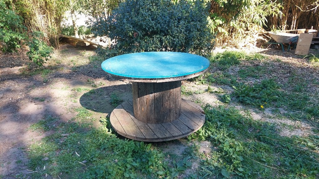 Houten spoel-tuintafel met glazen top!, Tuin en Terras, Tuintafels, Ophalen, Zo goed als nieuw, Rond, Overige materialen