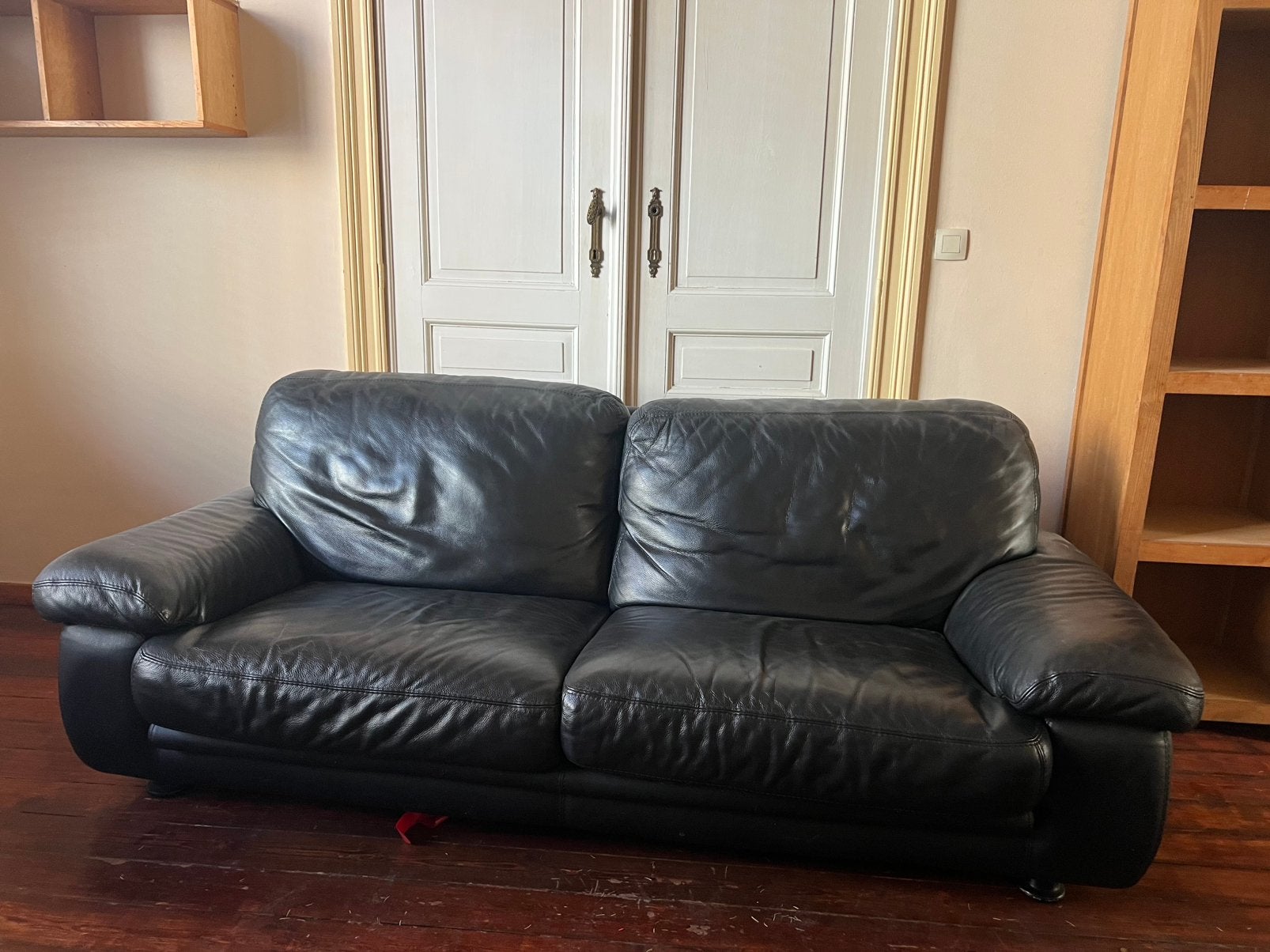 En cuir nour haute qualite et bon etat, Maison & Meubles, 200 à 250 cm, Banc droit, Enlèvement, Utilisé