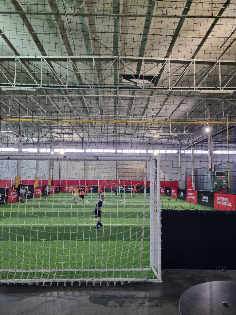 Indoor voetbalcentrum Sint-Niklaas - uitrusting + huur, Ophalen