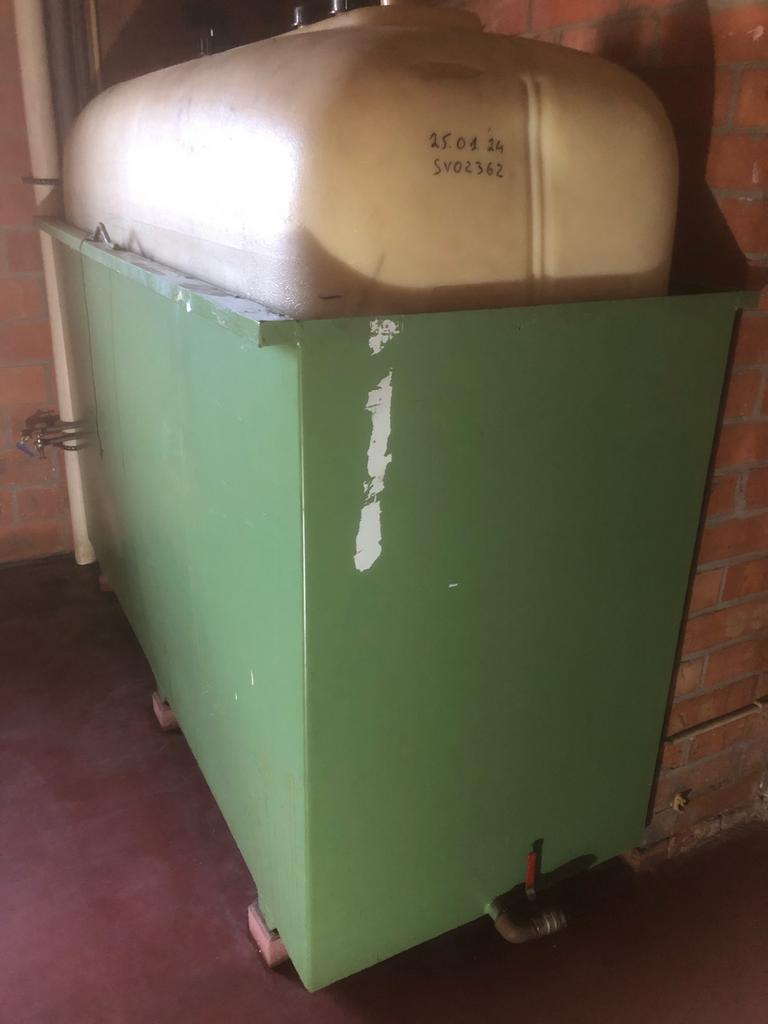 Kunststof mazouttank 2000 liter met metalen opvangbak., Enlèvement, Comme neuf