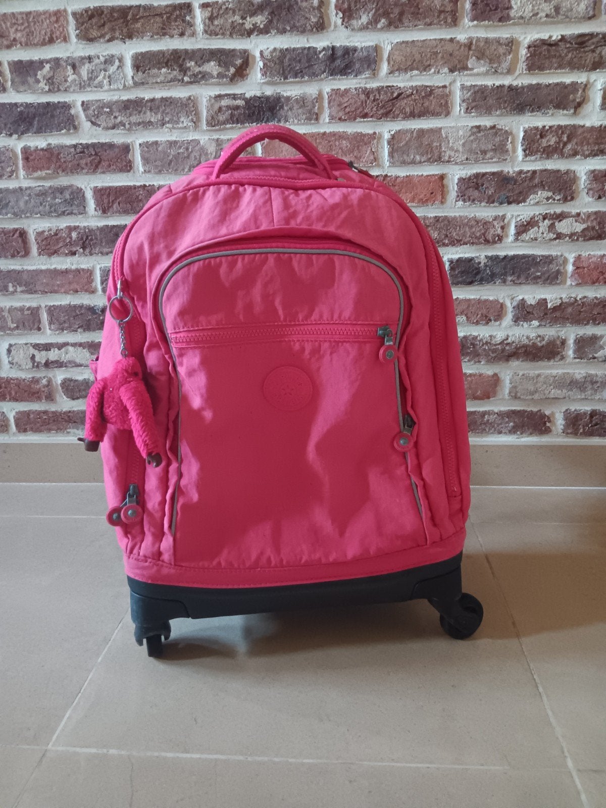 Kipling boekentas op wieltjes, Ophalen