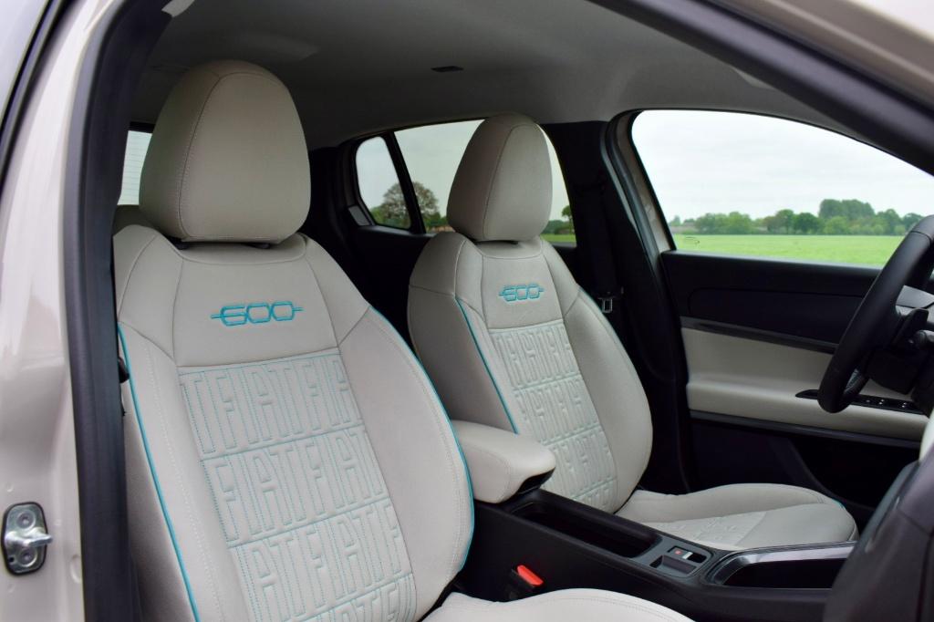 Fiat 600 La Prima Hybrid 136pk, ACC/Camera/CarPlay/Massage, Auto's, 1199 cc, 109 g/km, Beige, Leder