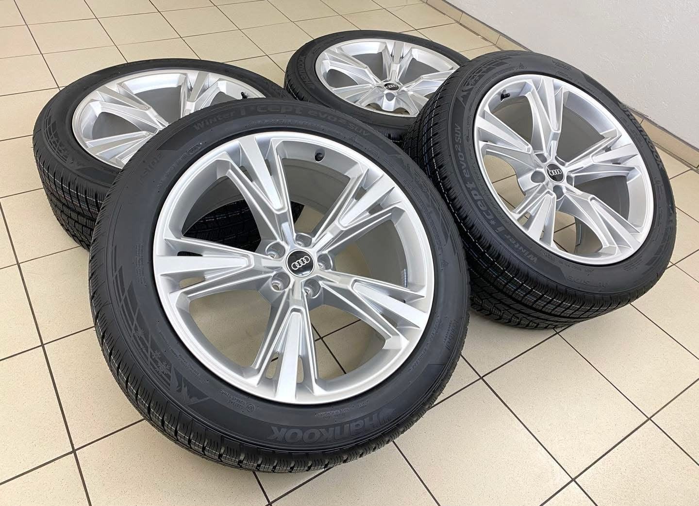 Audi Q8 & Audi Q7 21 inch originele velgen met nieuwe banden, Auto-onderdelen, Banden en Velgen, 285 mm, Banden en Velgen, Nieuw