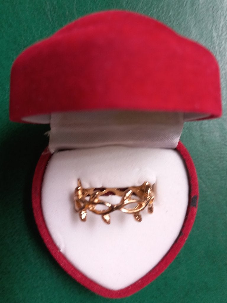 Ring - goudkleurig - gevlochten blaadjes (NIEUW), Nieuw, Ophalen of Verzenden, Kleiner dan 17, Dame