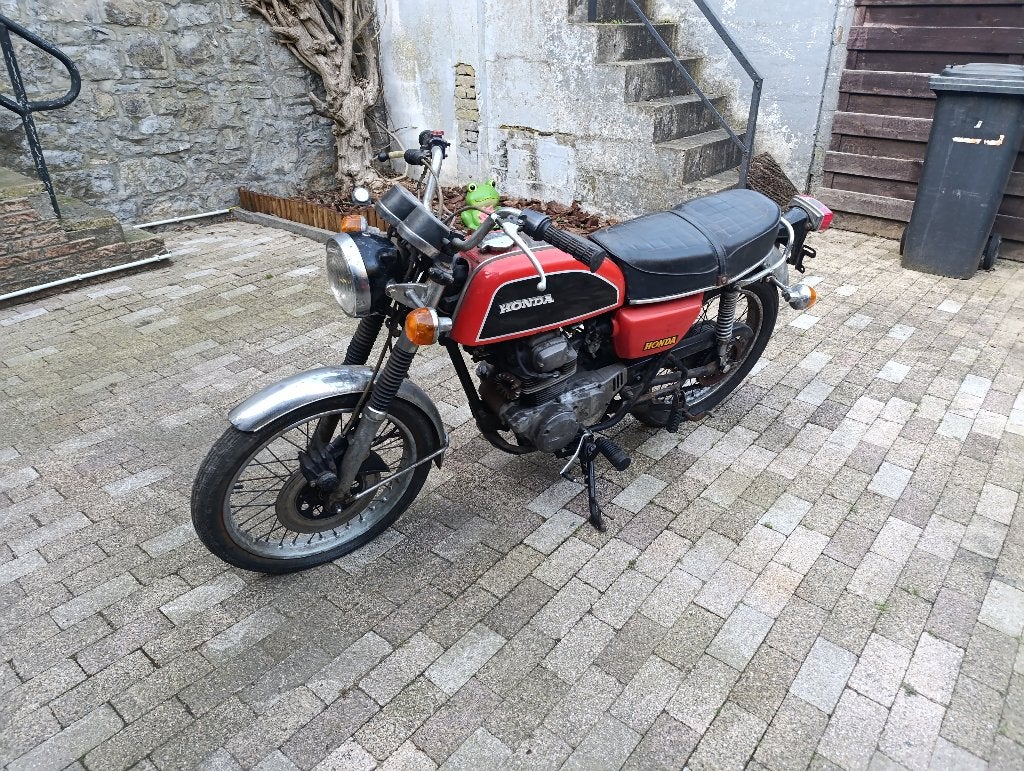 Moto ancêtre honda cb lire a annonce, Motos