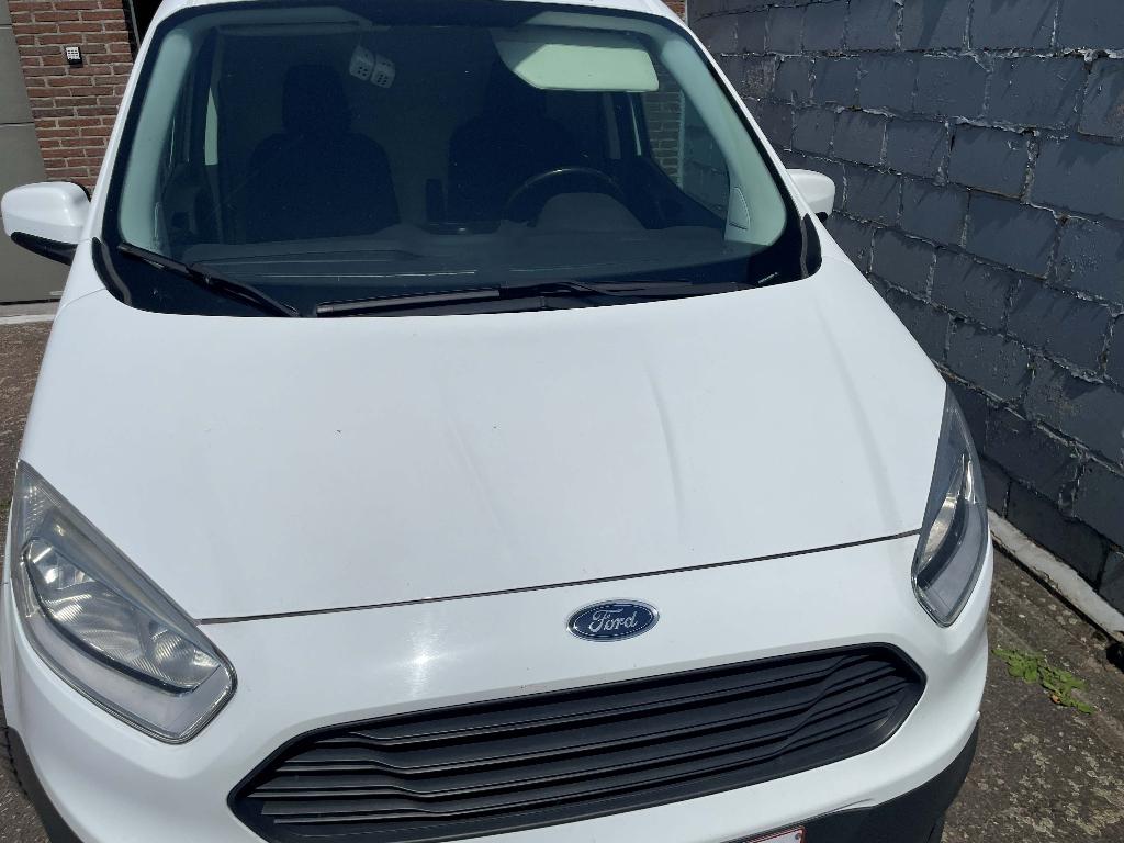FORD TRANSIT COURIER, Autos, Camionnettes & Utilitaires, Particulier, Airbags, Air conditionné, Verrouillage central, Réception radio numérique