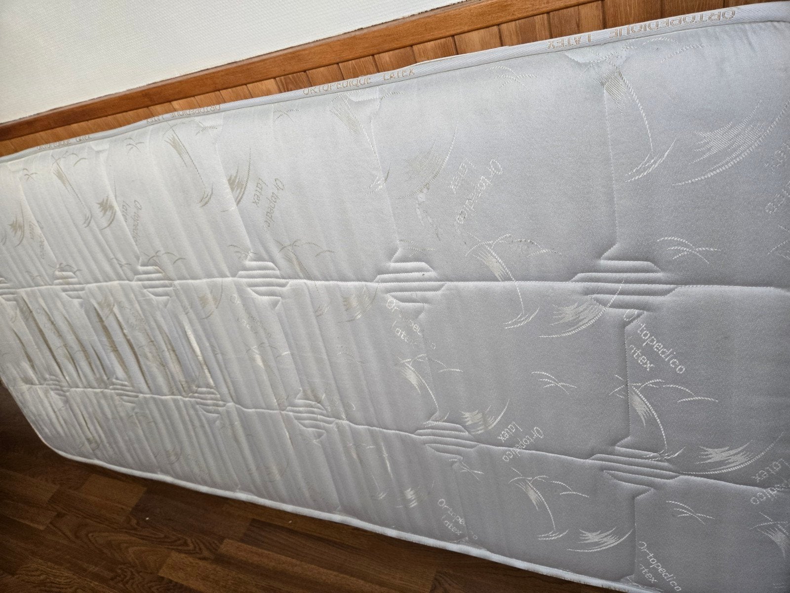 Matelas orthopédique latex 90x200x25cm en bon état, Sommier