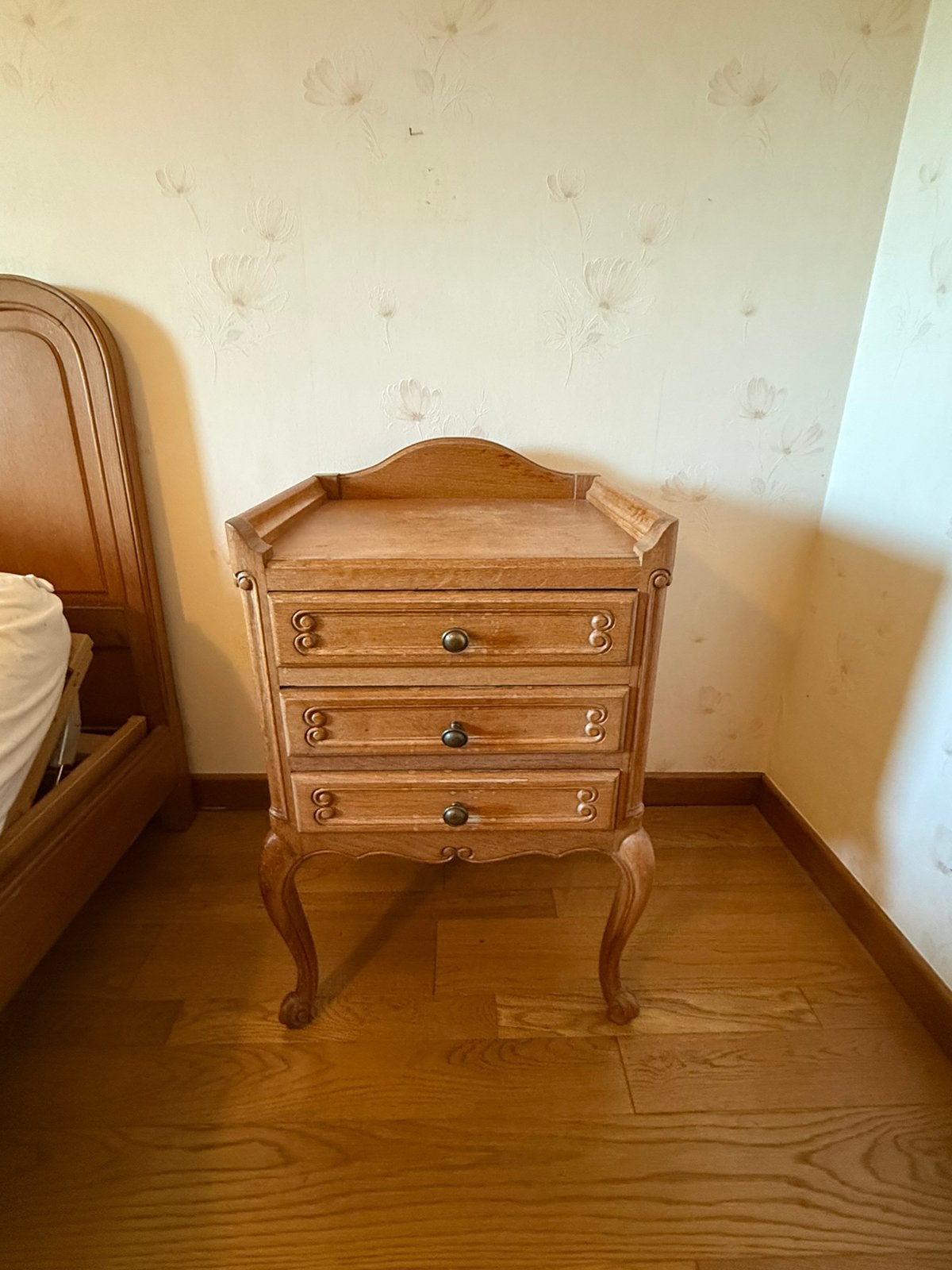 Table de chevet en chêne à 3 tiroirs, style Louis XV, Enlèvement, Utilisé
