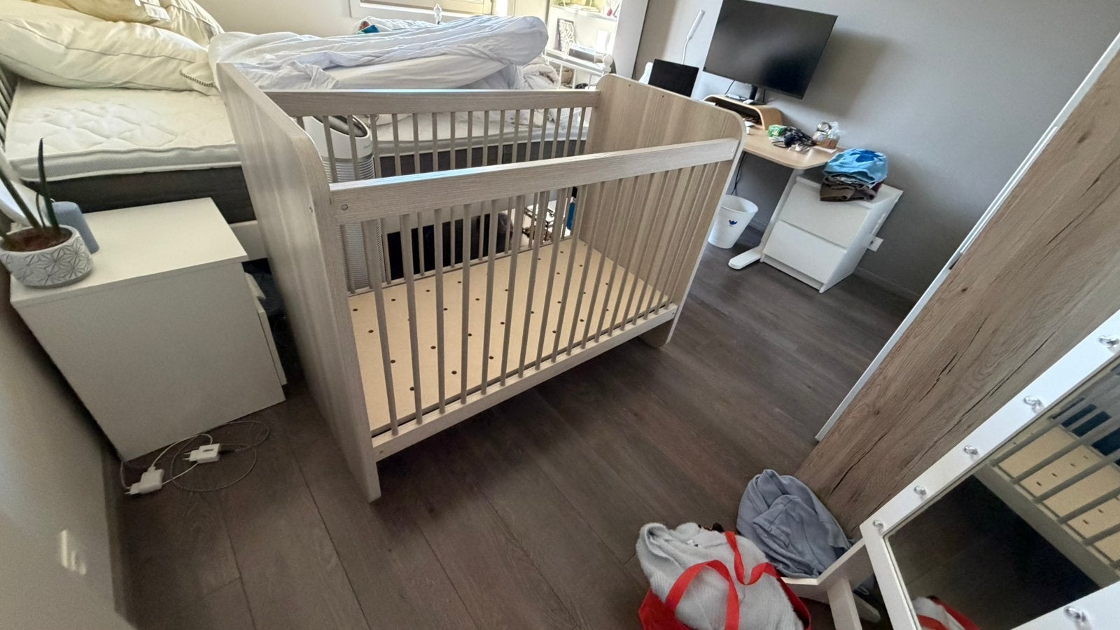Babybed zeer stevig en in mooie staat, Kinderen en Baby's, Kinderkamer | Complete kinderkamers, Ophalen, Zo goed als nieuw