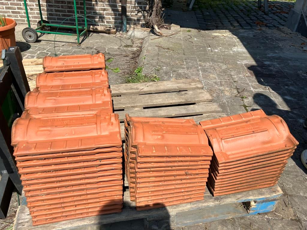 Rode dakpannen en nokken te geef, Doe-het-zelf en Bouw, Dakpannen en Dakbedekking, Ophalen, Zo goed als nieuw, Dakpannen
