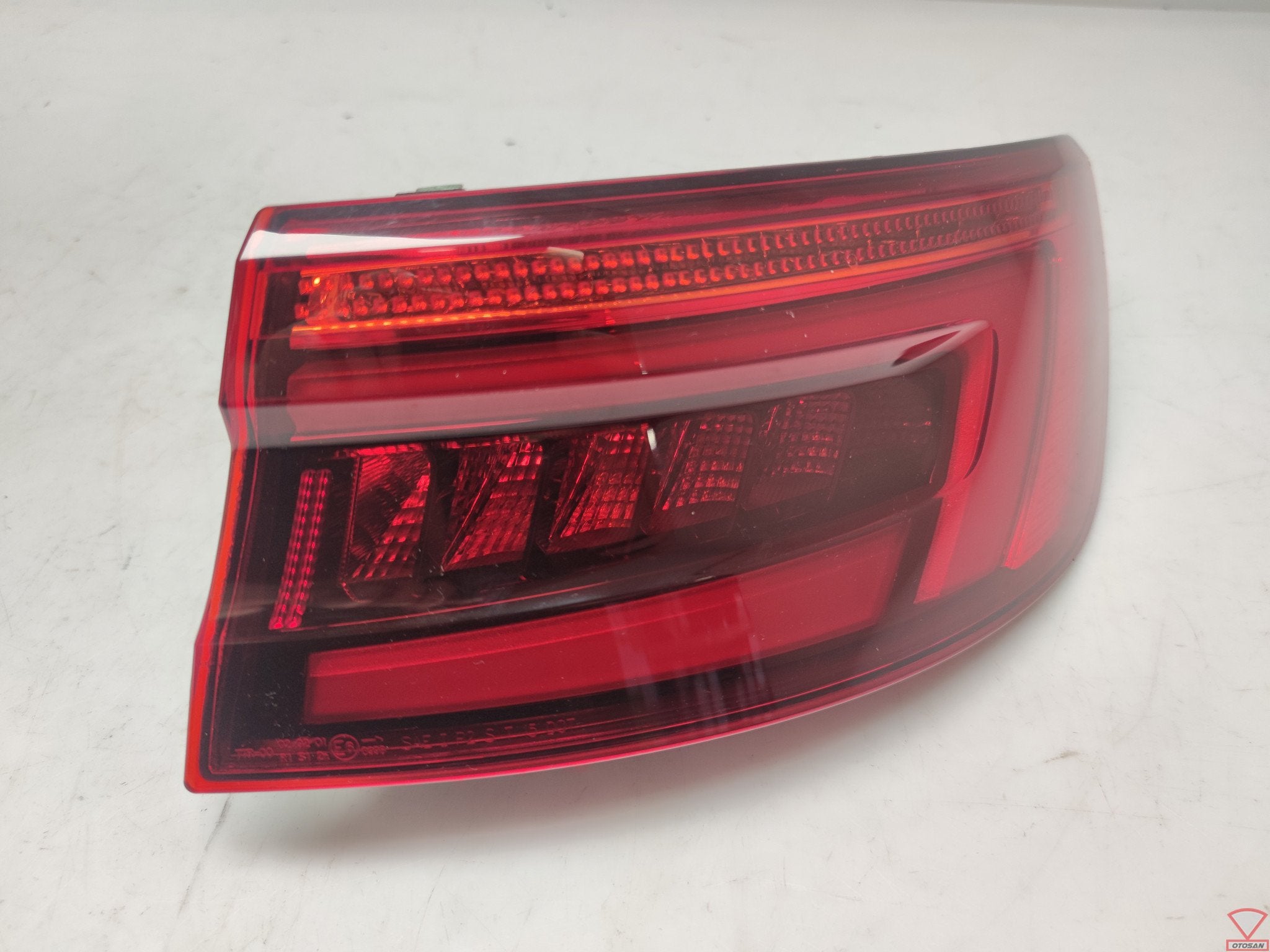 Audi A4 8W Berline Dynamic LED Feu arri re Droit Nouveau !, Neuf, AUDI AG, Auto-Union-Strasse 1
85045  Ingolstadt, DE, Audi