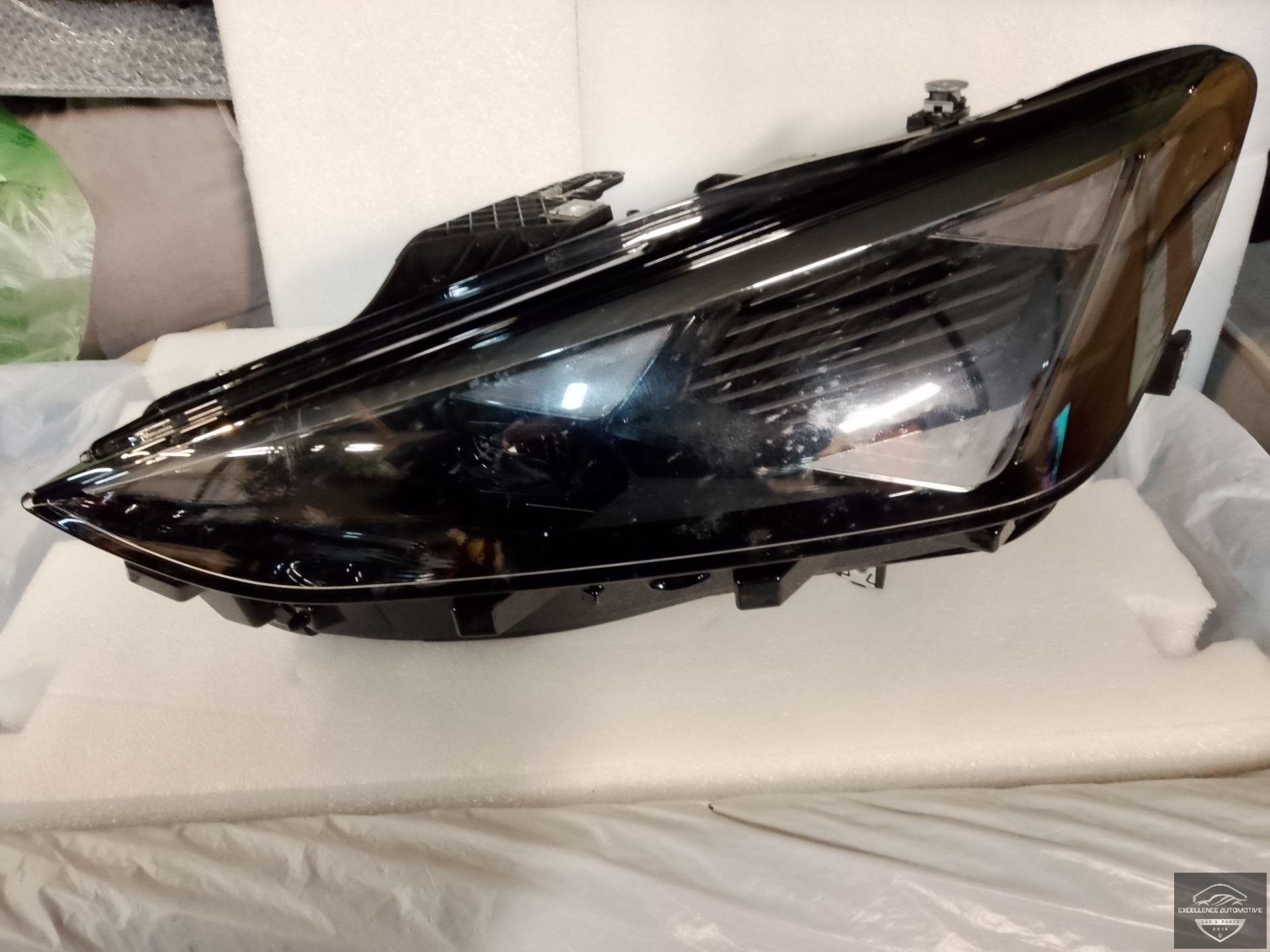 Phare avant gauche Full LED pour Cupra Leon 5FA Facelift 24+, Autovia A-2, Km 585 585
08760  Martorell, ES, SEAT S.A., Utilisé