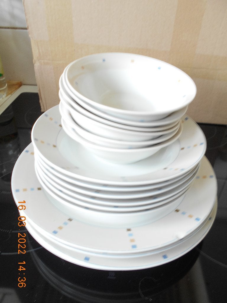 servies met gekleurde vierkantjes en, Ophalen of Verzenden, Bord(en)
