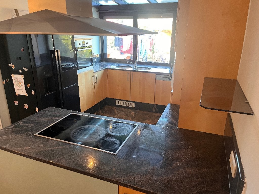 Keuken met recente miele vaatwas en inbouwkoffiezet, Granit ou Pierre, Brun, Enlèvement, Utilisé