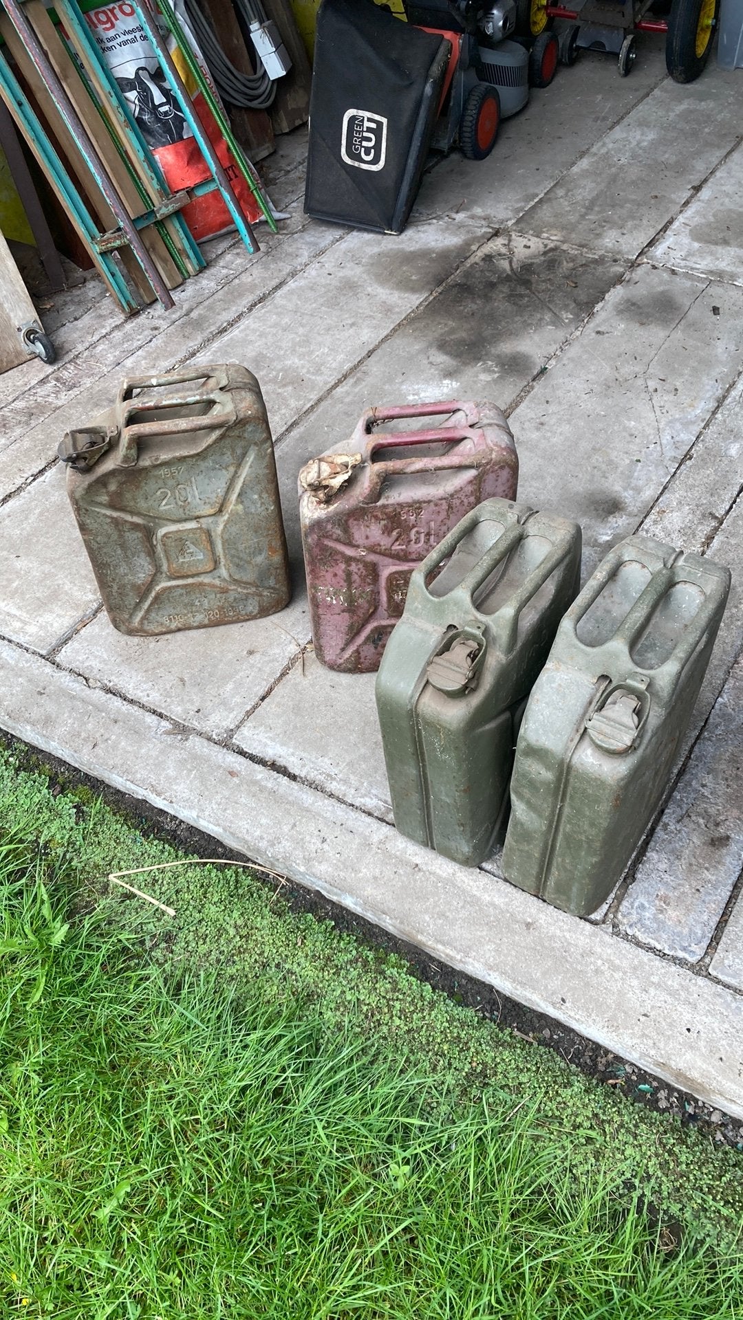 4 jerrycans, Ophalen