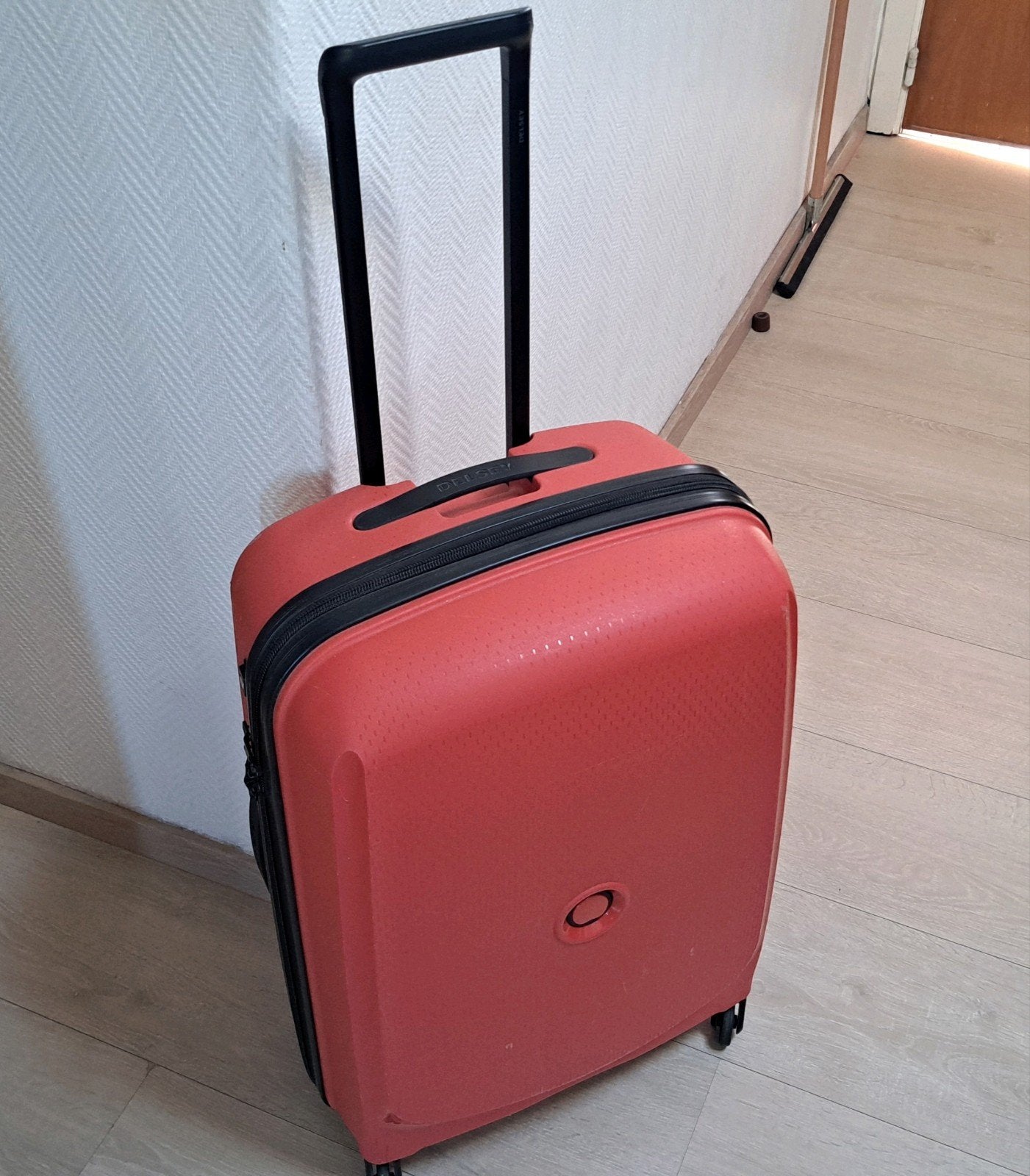 Delsey middelgrote koffer voor +_15 kilo 62/40 cm, Ophalen, Zo goed als nieuw